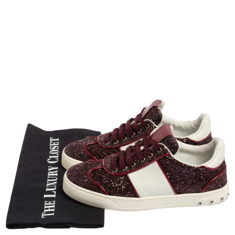 مملوكة مسبقًا Valentino Red/White Leather and Glitter Rockstud Low Top Sneakers Size 37.5