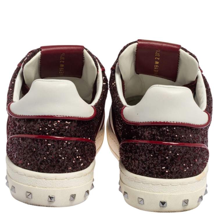مملوكة مسبقًا Valentino Red/White Leather and Glitter Rockstud Low Top Sneakers Size 37.5