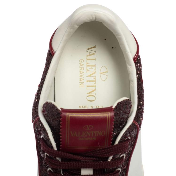 مملوكة مسبقًا Valentino Red/White Leather and Glitter Rockstud Low Top Sneakers Size 37.5