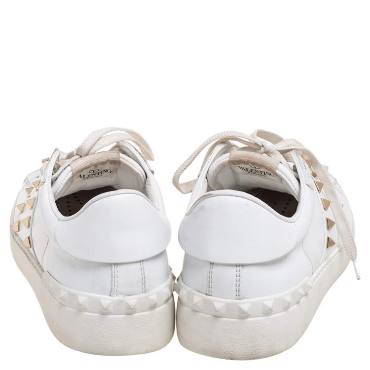 مملوكة مسبقًا Valentino White Leather Rockstud Untitled Low Top Sneakers Size 39