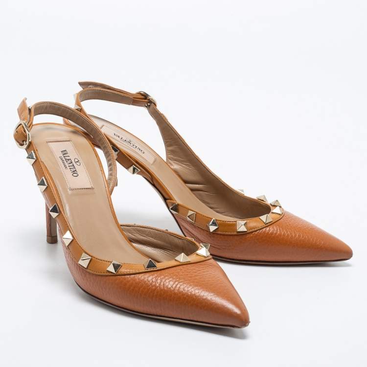 مملوكة مسبقًا Valentino Tan Leather Rockstud Slingback Pumps Size 37.5