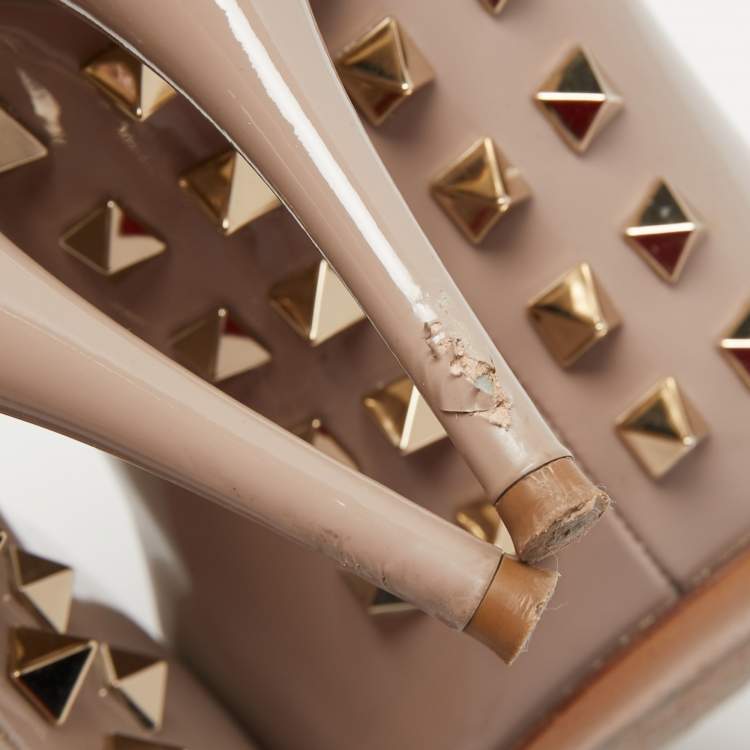 مملوكة مسبقًا Valentino Beige Patent Leather Rockstud Pumps Size 38