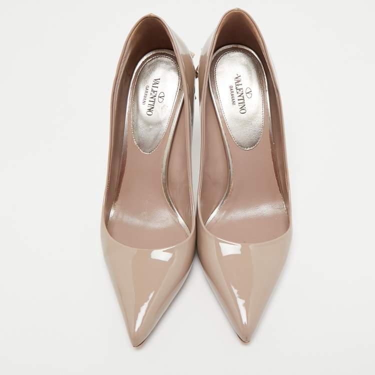 مملوكة مسبقًا Valentino Beige Patent Leather Rockstud Pumps Size 38