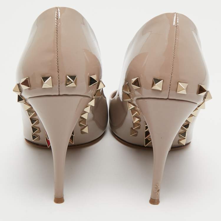مملوكة مسبقًا Valentino Beige Patent Leather Rockstud Pumps Size 38