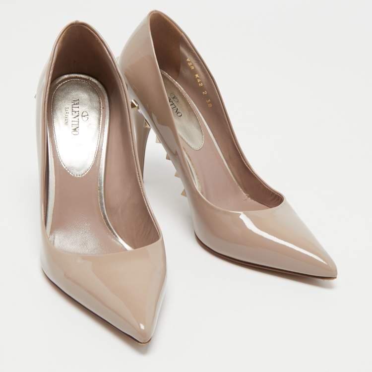 مملوكة مسبقًا Valentino Beige Patent Leather Rockstud Pumps Size 38