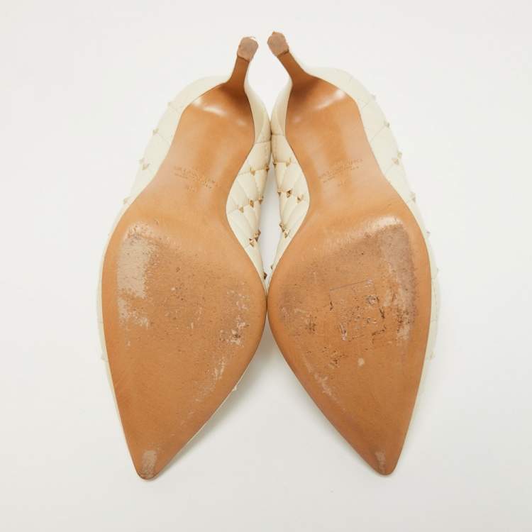 Pre Owned Valentino Cream Quilted Leather Rockstud Embellished Pointed Toe Pumps Size 36