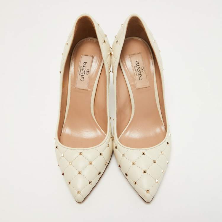 Pre Owned Valentino Cream Quilted Leather Rockstud Embellished Pointed Toe Pumps Size 36