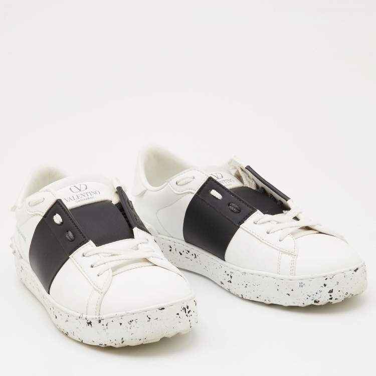 مملوكة مسبقًا Valentino White/Black Leather Open For A Change Rockstud Sneakers Size 38.5