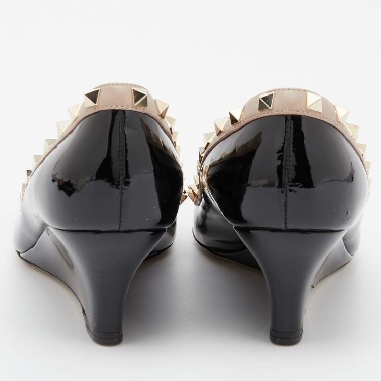 Pre Owned Valentino Black/Pink Patent Leather Rockstud Pointed Toe Wedge Pumps Size 39.5