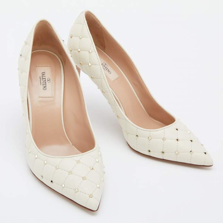 Pre Owned Valentino Off White Quilted Leather Rockstud Spike Pumps Size 39.5