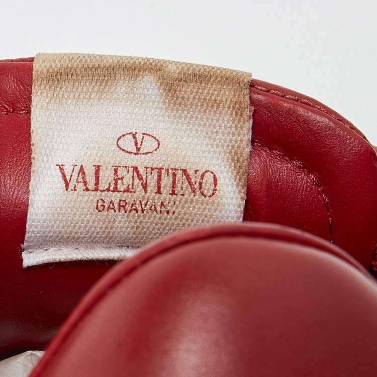 مملوكة مسبقًا Valentino Red Leather Rockstud Untitled Sneakers Size 37