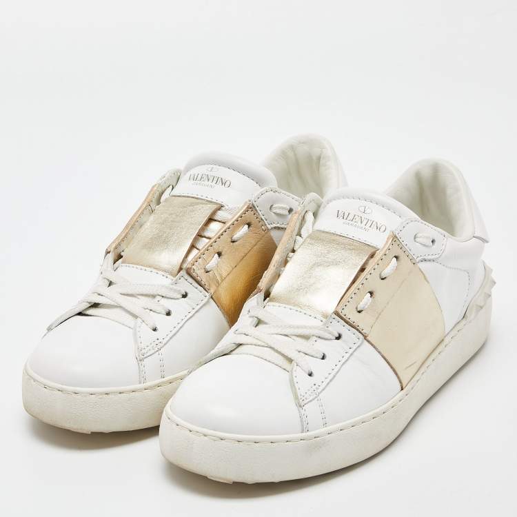 slank katalog Uenighed Valentino White/Gold Leather Rockstud Low Top Open Sneakers Size 39.5  Valentino | TLC