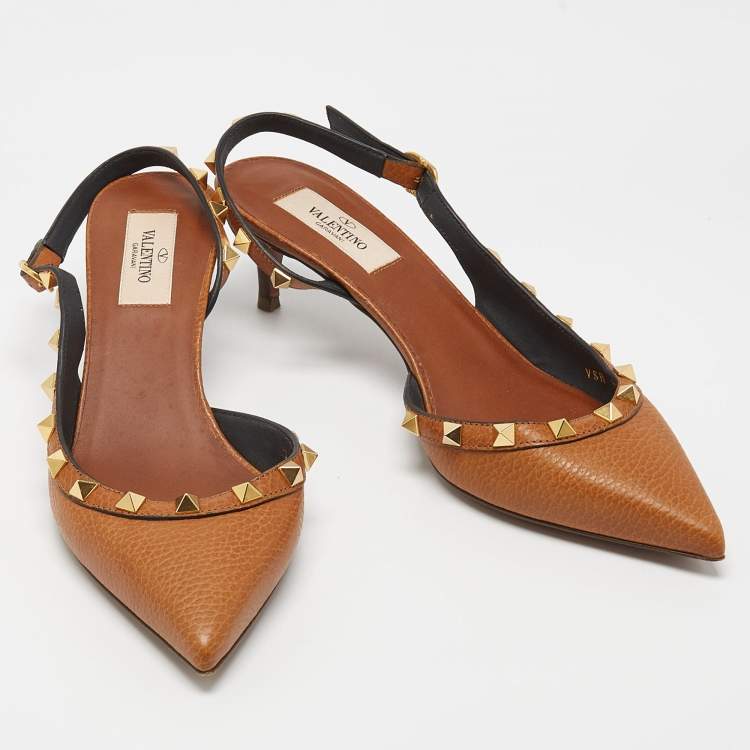 مملوكة مسبقًا Valentino Brown Leather Rockstud Slingback Pumps Size 37.5