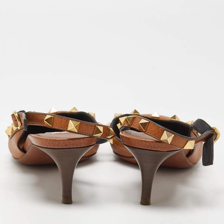 مملوكة مسبقًا Valentino Brown Leather Rockstud Slingback Pumps Size 37.5