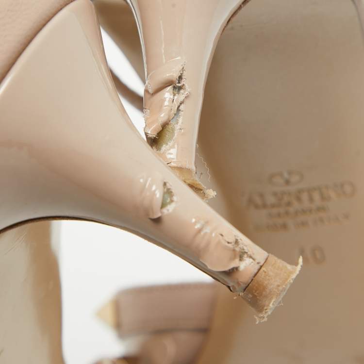 Pre Owned Valentino Beige Patent and Leather Rockstud Slingback Pumps  Size 40