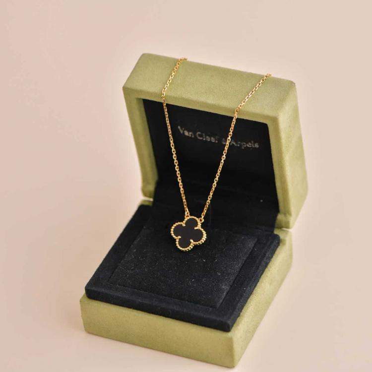 مملوكة مسبقًا Van Cleef & Arpels Onyx Vintage Alhambra Pendant