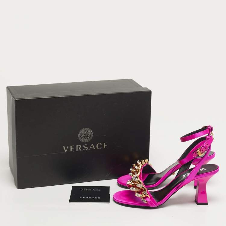 مملوكة مسبقًا Versace Medusa Chain Size 36 Pink Satin Ankle Strap Sandals