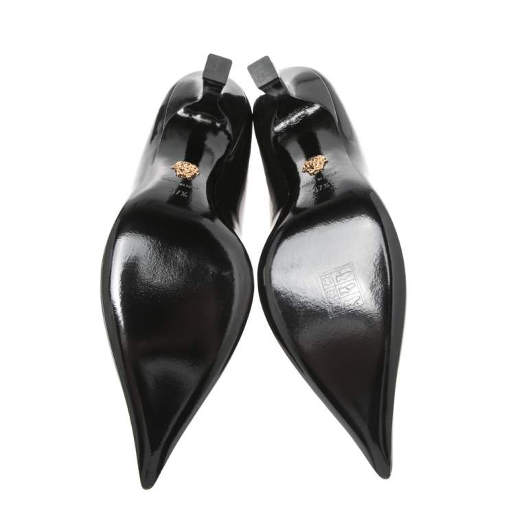 مملوكة مسبقًا Versace Black Patent Leather Medusa Decollete Pointed Toe Pumps Size 37.5