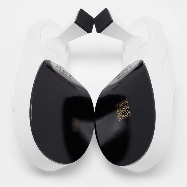 Pre Owned Versace White Leather Medusa Sandals Size 39