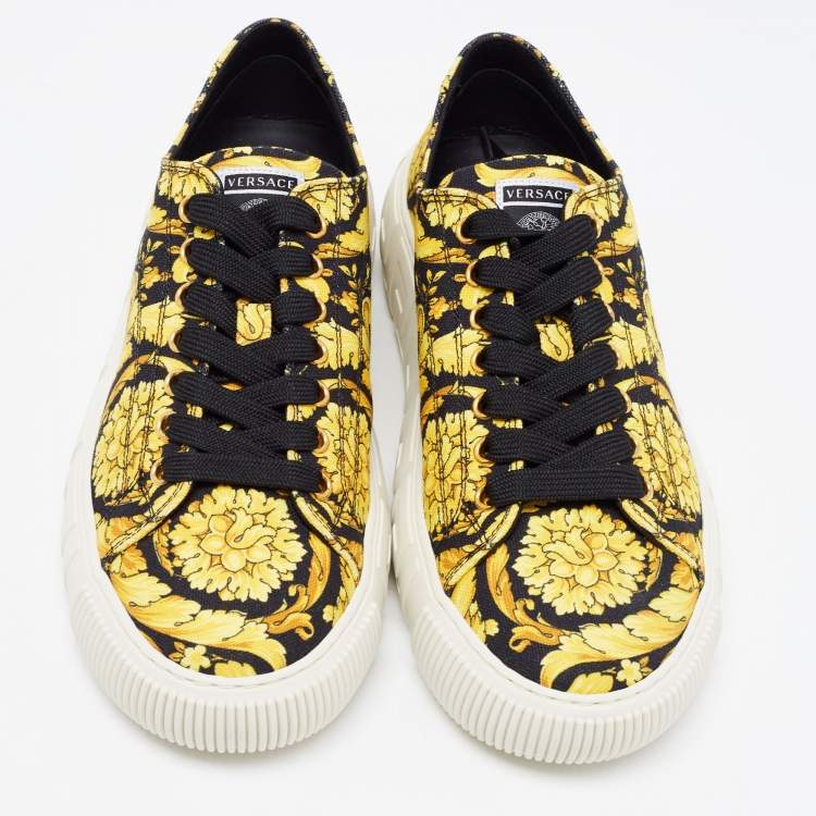 مملوكة مسبقًا Versace Yellow/Black Canvas Greca Barocco Low Top Sneakers Size 39.5