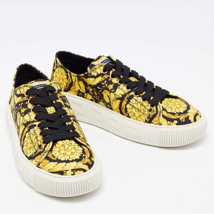 مملوكة مسبقًا Versace Yellow/Black Canvas Greca Barocco Low Top Sneakers Size 39.5