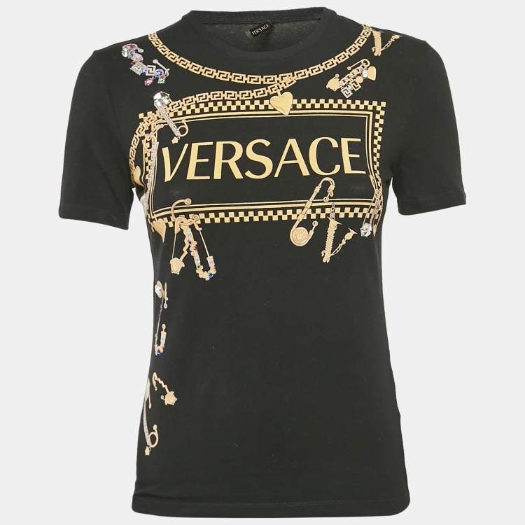 مملوكة مسبقًا Versace Black Logo and Pins Print Jersey Embellished T-Shirt S