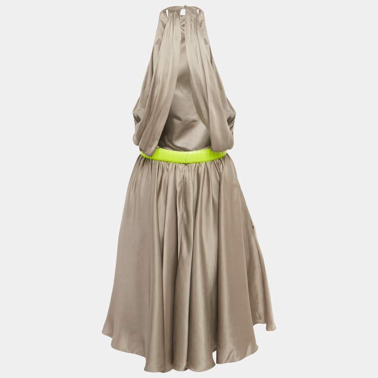 مملوكة مسبقًا فستان فيرساتشي ميني مربوط بحزام بطيات عنق رمادي حرير مقاس صغير