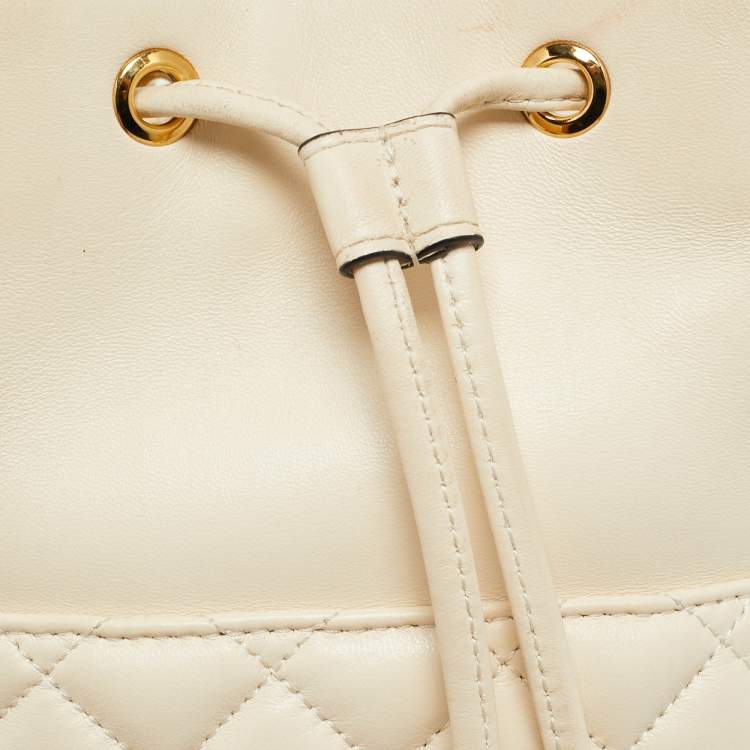 Pre Owned Versace Cream Quilted Leather Medusa Drawstring Bucket Bag