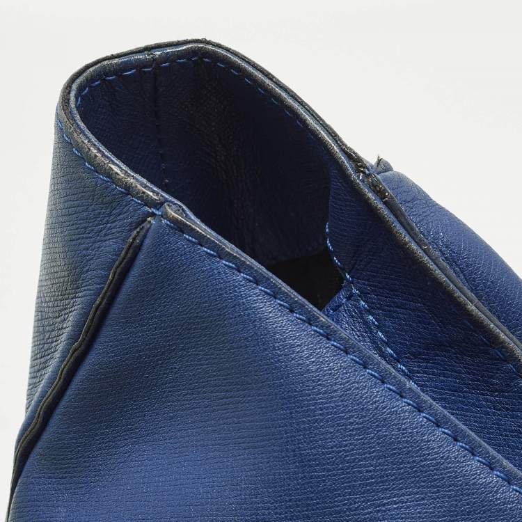 مملوكة مسبقًا Versace Blue Leather Weekender Bag