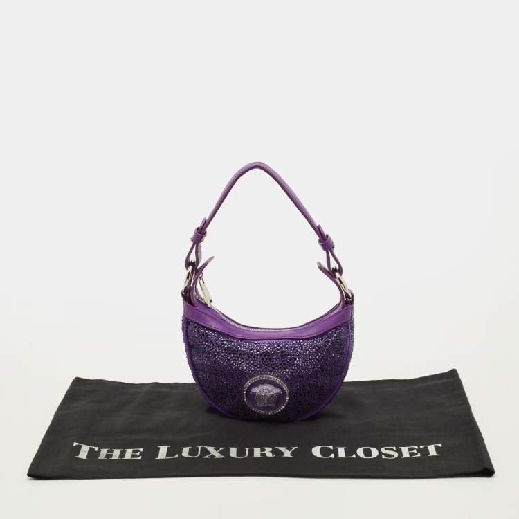 مملوكة مسبقًا حقيبة هوبو صغيرة فيرساتشي مرصعة بالكريستال ستان بنفسجي
