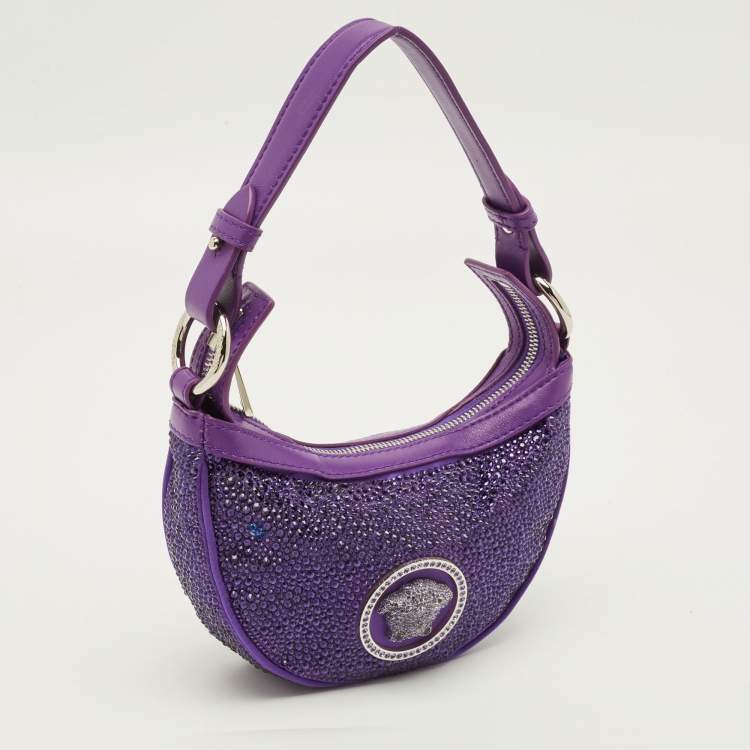مملوكة مسبقًا حقيبة هوبو صغيرة فيرساتشي مرصعة بالكريستال ستان بنفسجي