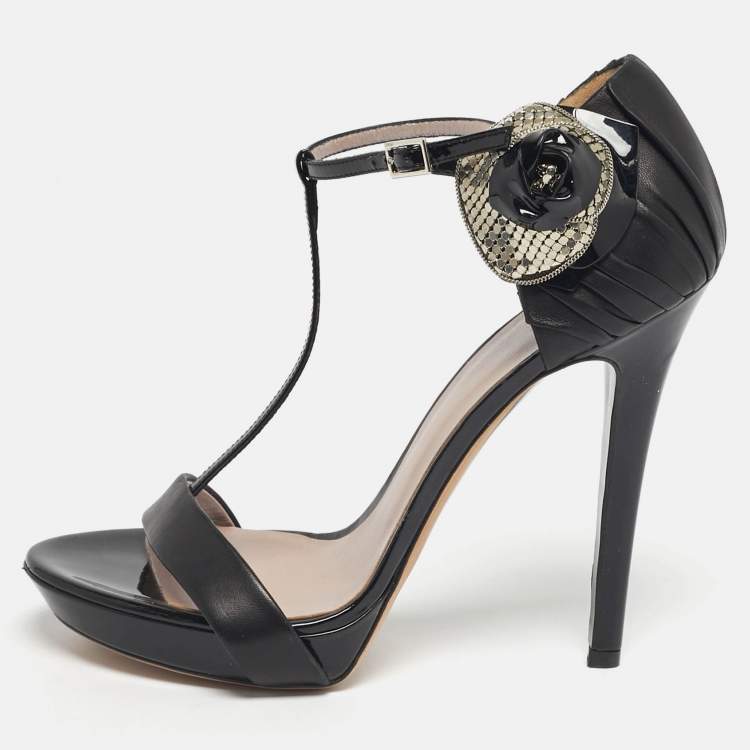 Pre Owned Versace Size 40 Black Leather and Patent Flower Detail Ankle T-Strap Sandals