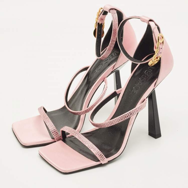 مملوكة مسبقًا Versace Safety Pin Medusa Size 40 Pink Satin Crystal Embellished Ankle Strap Sandals