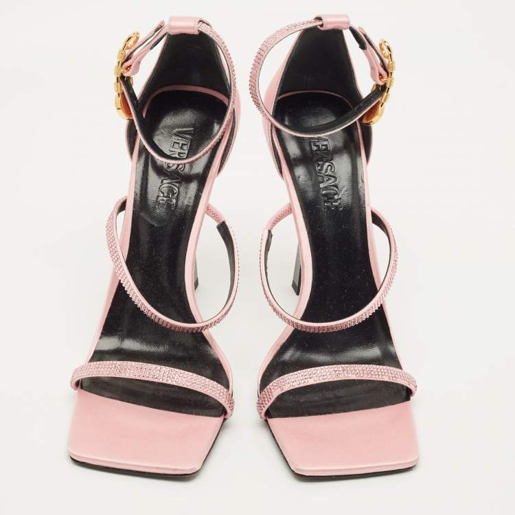 مملوكة مسبقًا Versace Safety Pin Medusa Size 40 Pink Satin Crystal Embellished Ankle Strap Sandals