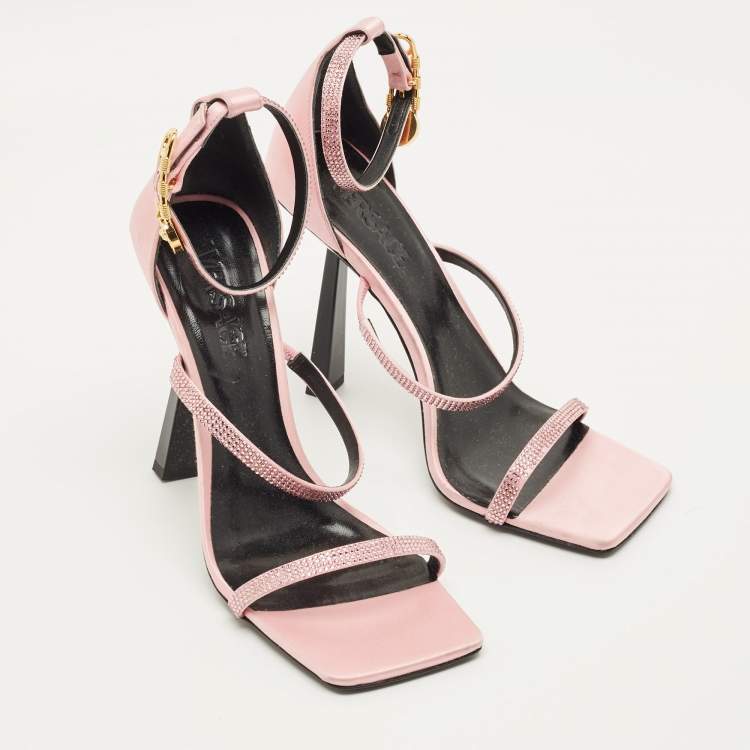 مملوكة مسبقًا Versace Safety Pin Medusa Size 40 Pink Satin Crystal Embellished Ankle Strap Sandals