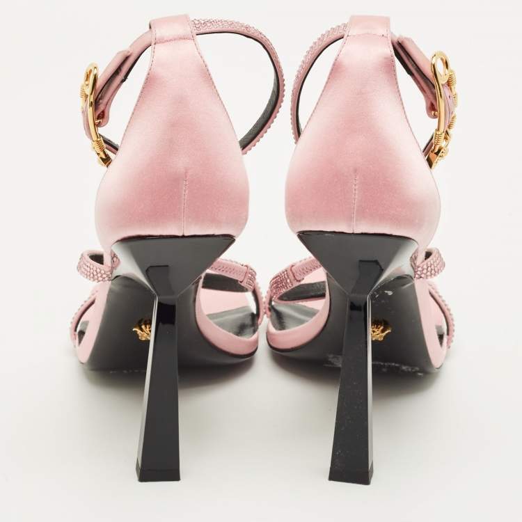 مملوكة مسبقًا Versace Safety Pin Medusa Size 40 Pink Satin Crystal Embellished Ankle Strap Sandals