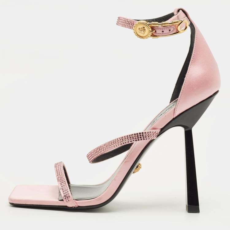 مملوكة مسبقًا Versace Safety Pin Medusa Size 40 Pink Satin Crystal Embellished Ankle Strap Sandals