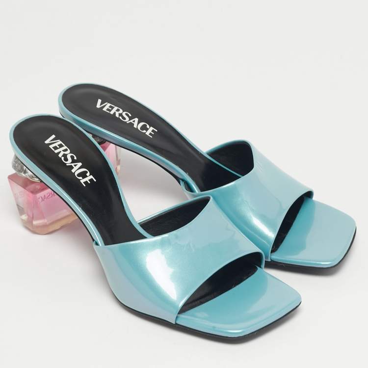 مملوكة مسبقًا Versace Bright Crystal Size 39 Blue Patent Leather Slide Sandals