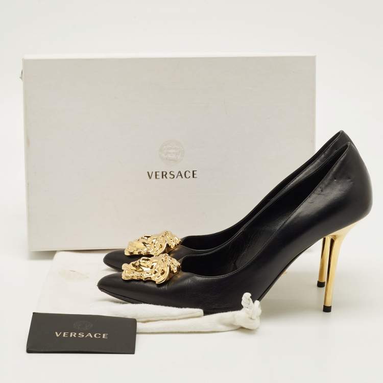 Pre Owned Versace Medusa Size 38.5 Black Leather Pumps