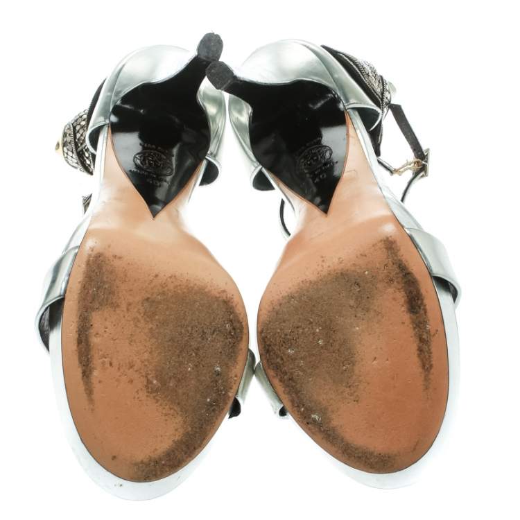 Pre Owned Versace Metallic Silver Patent Leather Flower Detail T Strap Sandals Size 40
