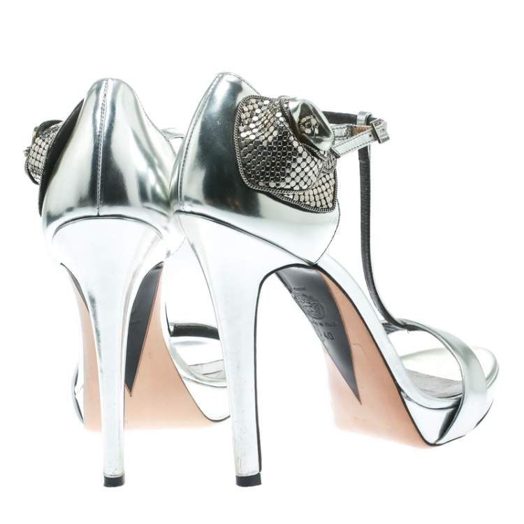 Pre Owned Versace Metallic Silver Patent Leather Flower Detail T Strap Sandals Size 40