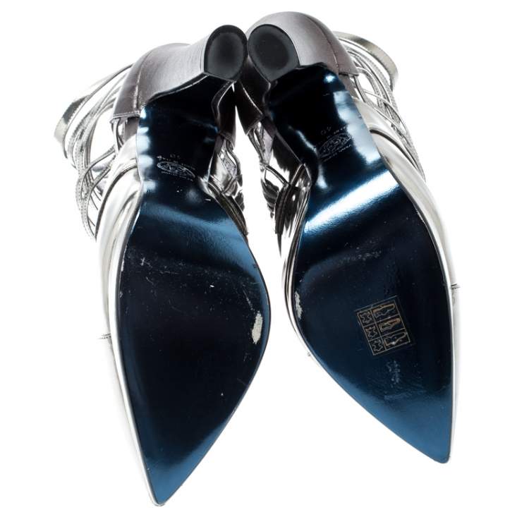 مملوكة مسبقًا Versace Metallic Silver Leather Pointed Toe Cage Pumps Size 40