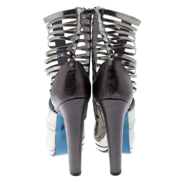 مملوكة مسبقًا Versace Metallic Silver Leather Pointed Toe Cage Pumps Size 40