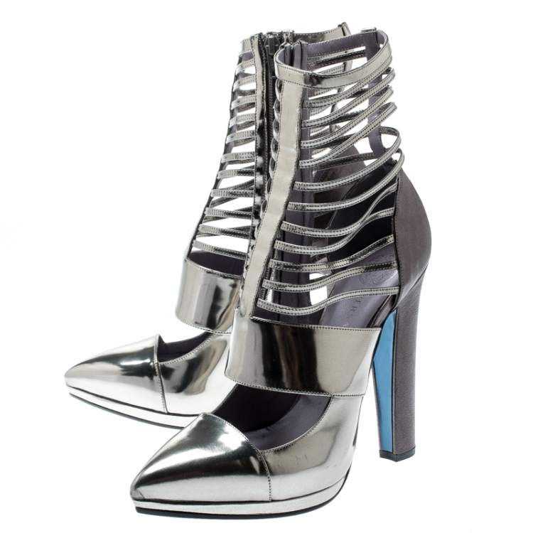 مملوكة مسبقًا Versace Metallic Silver Leather Pointed Toe Cage Pumps Size 40