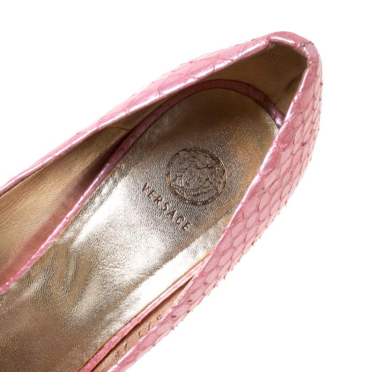 مملوكة مسبقًا Versace Pink Python Embossed Leather Heart Crystal Embellished Peep Toe Platform Pumps Size 37