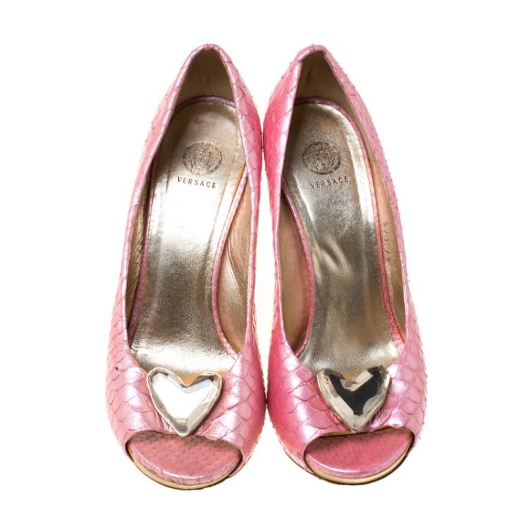 مملوكة مسبقًا Versace Pink Python Embossed Leather Heart Crystal Embellished Peep Toe Platform Pumps Size 37