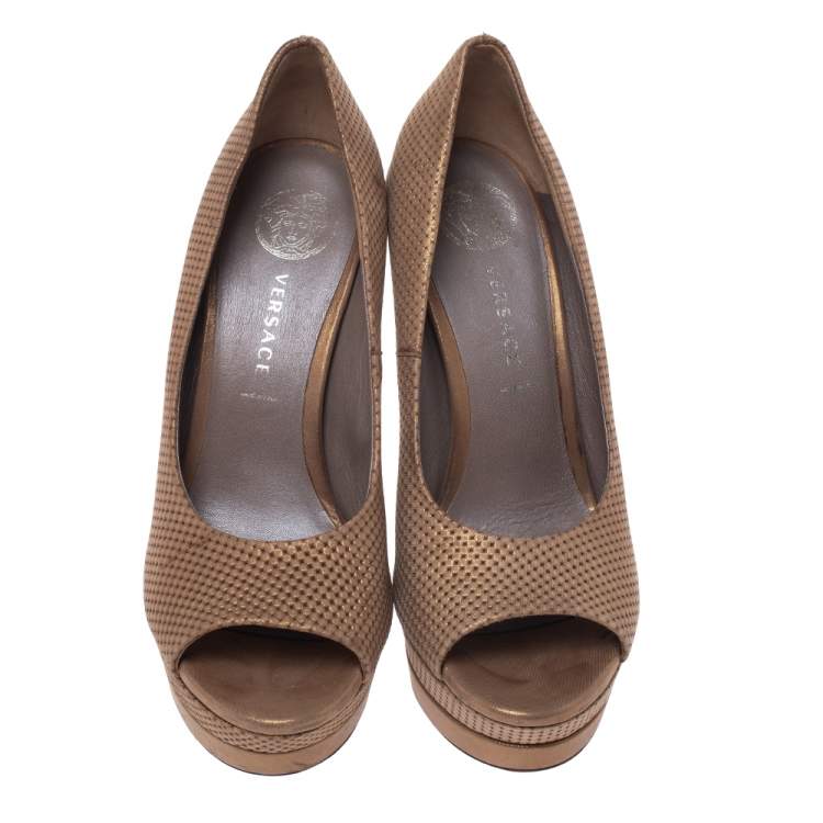 مملوكة مسبقًا Versace Gold Lame Fabric Peep Toe Platform Pumps Size 38