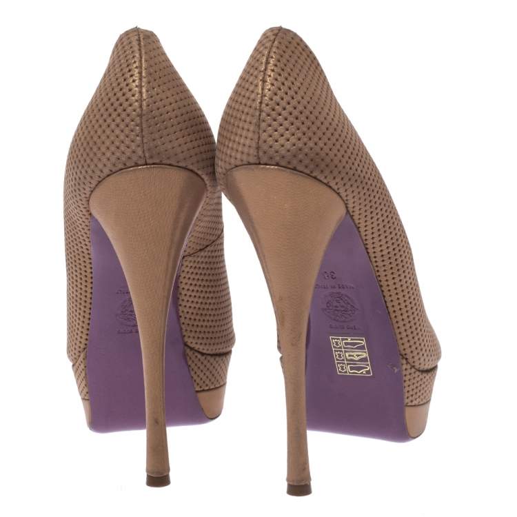 مملوكة مسبقًا Versace Gold Lame Fabric Peep Toe Platform Pumps Size 38