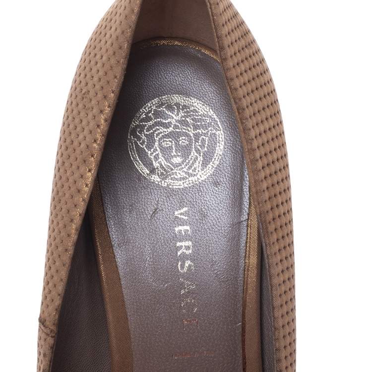 مملوكة مسبقًا Versace Gold Lame Fabric Peep Toe Platform Pumps Size 38