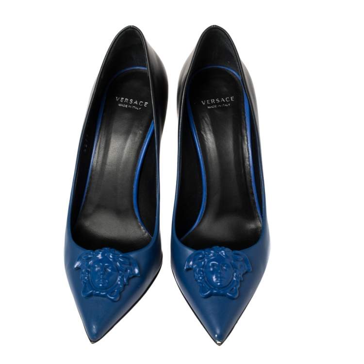 مملوكة مسبقًا Versace Blue Leather Medusa Pointed Toe Pumps Size 36